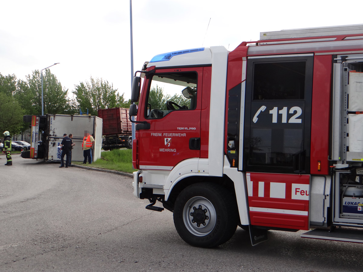 Umgekippter Kühlanhänger fordert Feuerwehr stundenlang – Freiwillige  Feuerwehr Burghausen